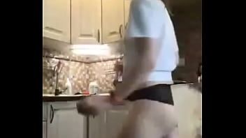 play Adolescente con il suo culone in cucina
