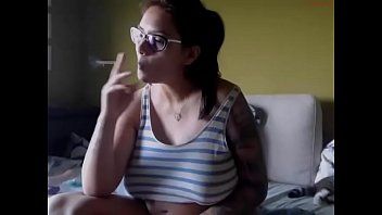 play Klariss incinta che fuma e spruzza