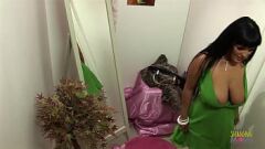 Играть Милфа-брюнетка с большими сиськами не выдержала распродажи нижнего белья и кончила анальным бурением большого члена