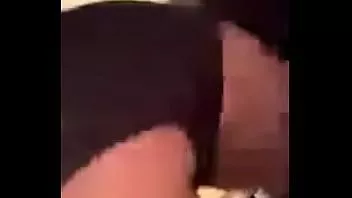 Riproduci Adolescente carina che mostra le sue tette su ameporn