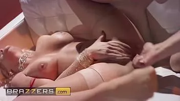 Abspielen (Phoenix Maries) nächtliche Gelüste werden mit Micks großem Schwanz befriedigt - Brazzers