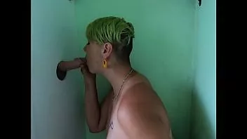 play Chupar la polla a través del gloryhole y tragar