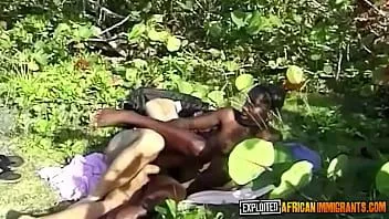 Putar Seks safari seks antar ras retro jerman di luar ruangan yang terangsang