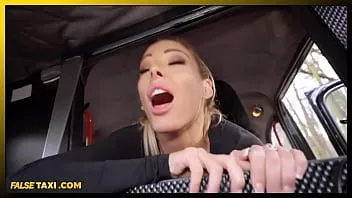 play 高速道路のタクシー運転手と取引をする機知に富んだ熟女、イザベル・デルトーレ