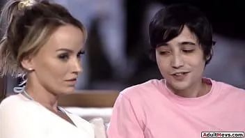 تشغيل ربيب يحافظ على زوجة الأب تمارس الجنس