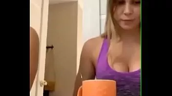 play إنها بالتأكيد تعرف كيف تهز هذا الحمار