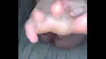 Jouer Ado juteuse jouant avec sa chatte rose