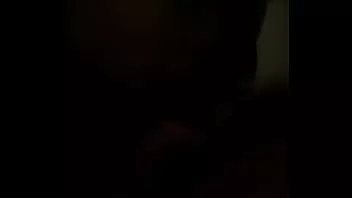 Reproducir Esposa filipina me chupa la polla mientras su marido no está