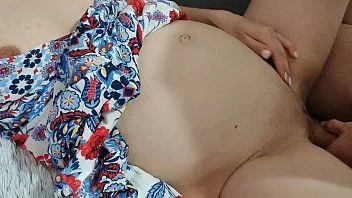 Abspielen Die schwangere Frau liebt es, wenn ich in ihre dünne Muschi spritze