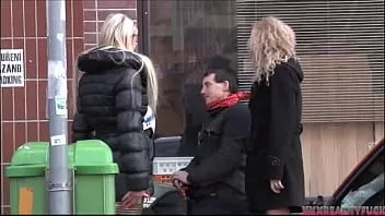 play Langharige blonde teef neukt verlegen amateur kerel met kleine lul