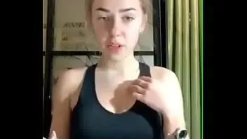 Reproducir Adolescente en forma pone en cuclillas a su amiga en jeans ajustados