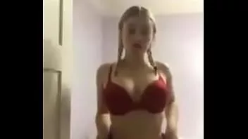 再生 彼女の猫とおっぱいをからかうかわいいブロンドの女の子
