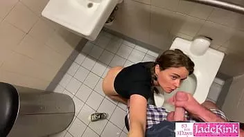 play Freundin in öffentliche Toilette gebracht und gefickt und ins Gesicht gespritzt