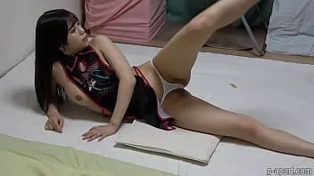 Reproducir Chica japonesa con tetas laterales y tanga wedgie