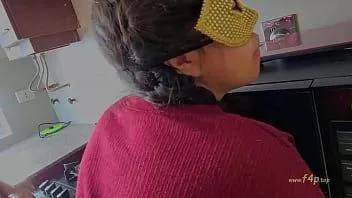 Abspielen „Ich bin ein geiler Stiefvater, fick mich in den Arsch“, sagte die Stieftochter und wollte den Schwanz in ihrem Arsch spüren, der von ihrer Geilheit verwüstet wurde.