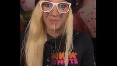 Abspielen Leckeres Solospiel: Blondes Teen wird von ihren eigenen Säften nass und wild, während sie in Keuschheit gesperrt ist