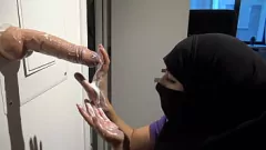 تشغيل زوجة عربية ترتدي الحجاب تذهب إلى الديوك الكبيرة غير المصقولة