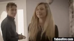 play Sesión de sexo tabú de profesora pervertida con adolescente rubia tetona