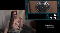 播放 与纹身的裸体游戏玩家女孩：黑发BBW在皇家塔中暴露在皇家塔中