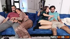 Putar Tiri-Keluarga Foursome Orgy: Maya Woulfe, Donnie Rock, Sofie Marie
