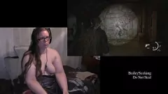 play 顽皮的最后2个玩：布鲁内特女神纹身和眼镜