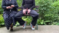 Jouer BBW MILF obtient un pliage à l'extérieur: Public Handjob & Condom Cumshot