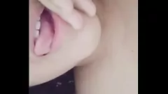 Jouer Une enseignante mexicaine bien roulée surprise lors d'un appel WhatsApp torride