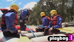 Играть Горячая юная блондинка-модель показывает идеальные сиськи и большую задницу в стриптизе на улице после тренировки