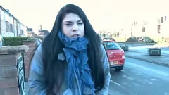 تشغيل امرأة سمراء وشم الجمال لوسيا الحب يظهر قبالة بوسها حلق ويتبول في الهواء الطلق في الأماكن العامة