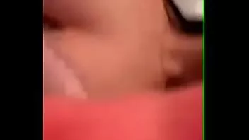 Играть Горячая девушка светит своими сиськами на ameporn