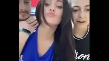 play स्पेनिश लड़की जंगली हो जाता है और उसके स्तन से पता चलता है