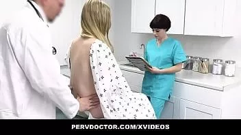 Jouer Perv doc et infirmière profitent de la mignonne adolescente Harlow West
