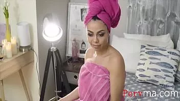 play Hijo solitario se folla a su madre milf ignorada - canela skin