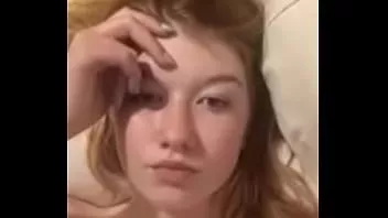 Jouer Ado ennuyée montrant ses seins sur ameporn