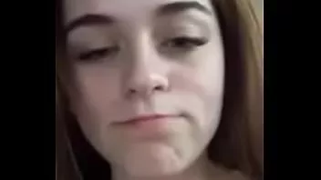 Jouer Une fille russe ose montrer ses seins énormes