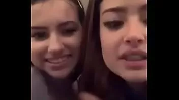 play Adolescente desempaca sus grandes tetas frente a sus amigas