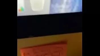 play बेब में तंग जीन्स दिखा रहा है उसके निपल्स